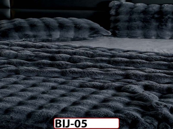 Lenjerie pentru pat dublu extra  pufoasa din Blanita artificiala de Iepure din 6 piese - BIJ05